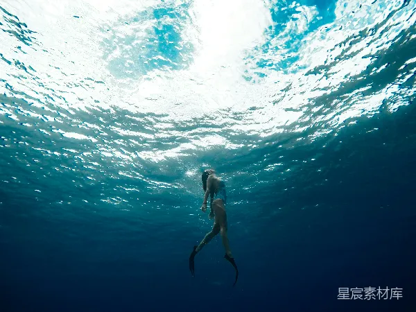 高清摄影 女人在水下游泳