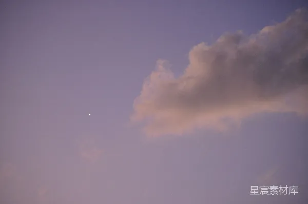 高清摄影 空中飞行的飞机背景是月亮