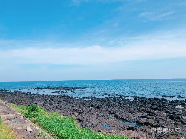 高清摄影 一个男子骑自行车沿着岩石路靠近海边骑行。