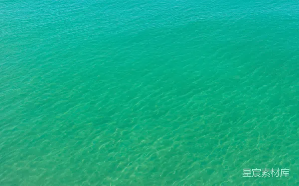 高清摄影 漂浮在一大片水体上的小船