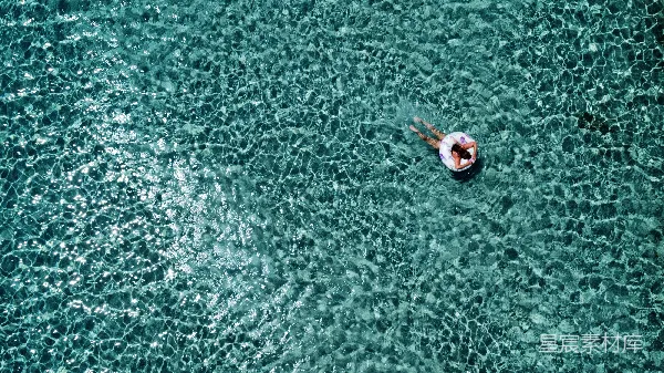 高清摄影 一只小船漂浮在一大片水体之上