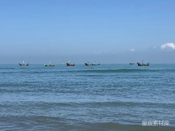 高清摄影 一群船只漂浮在一大片水面上