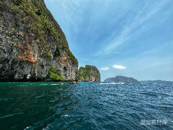 高清摄影 一群船漂浮在一大片水体之上
