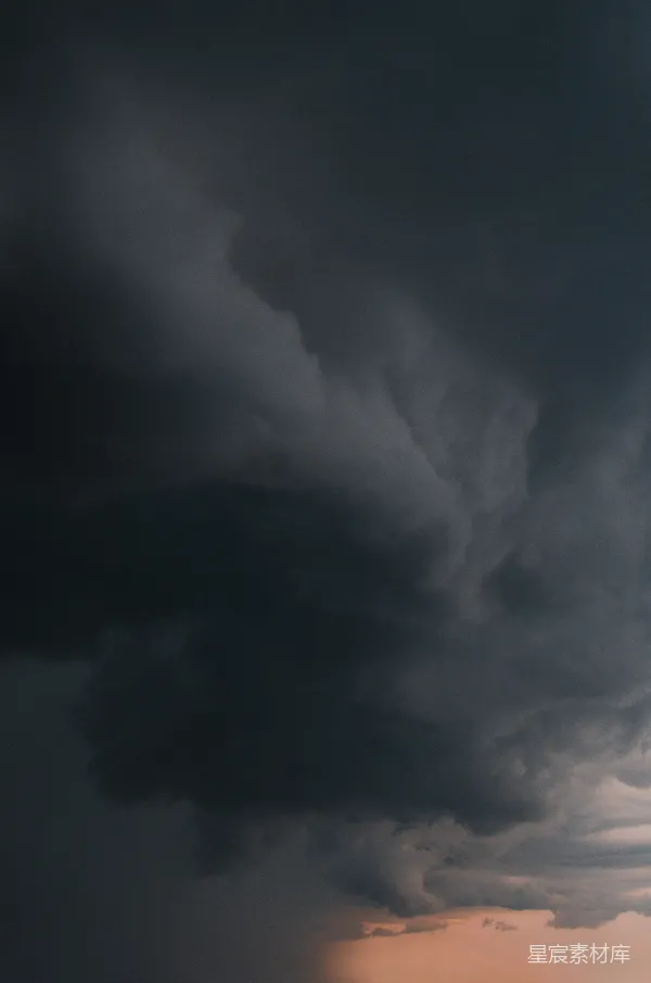 高清摄影 乌黑的阴云充满了暴风雨的天空。