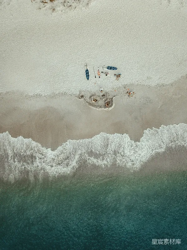 高清摄影 白天海浪附近 kayak 周围人们的 aerial 照片