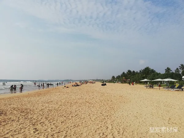 高清摄影 一群人在沙滩上站立着。