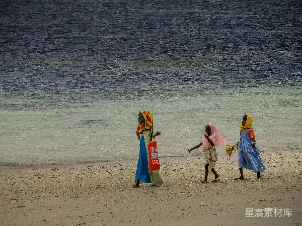 高清摄影 三位妇女在海边沙滩上行走靠近海洋