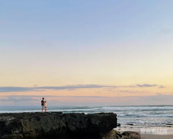高清摄影 几个人站在岩石旁的水边