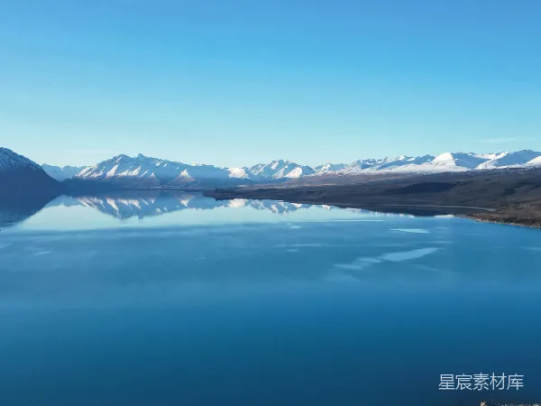 高清摄影 一片被山脉环绕的大片水域