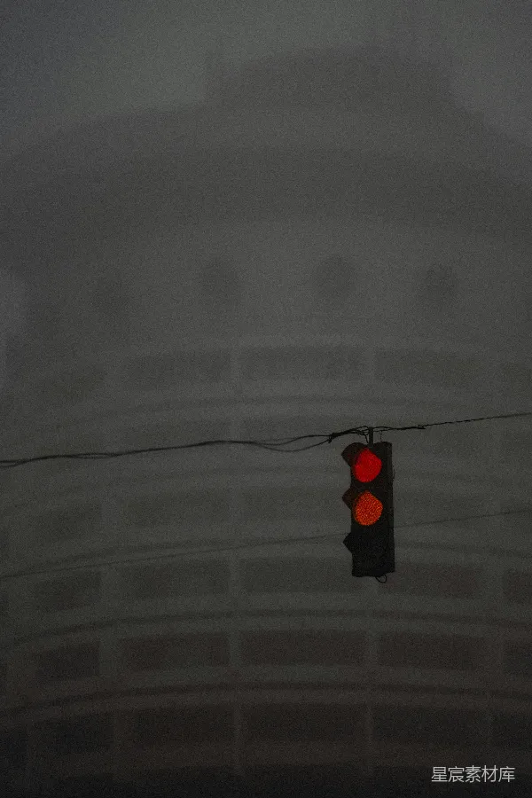 高清摄影 雨天中的红绿灯