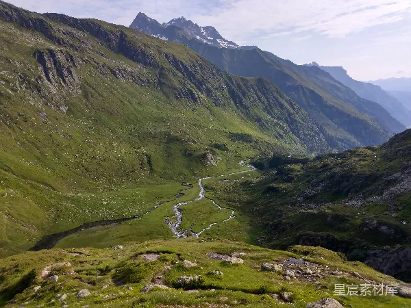 高清摄影 山谷中蜿蜒的道路