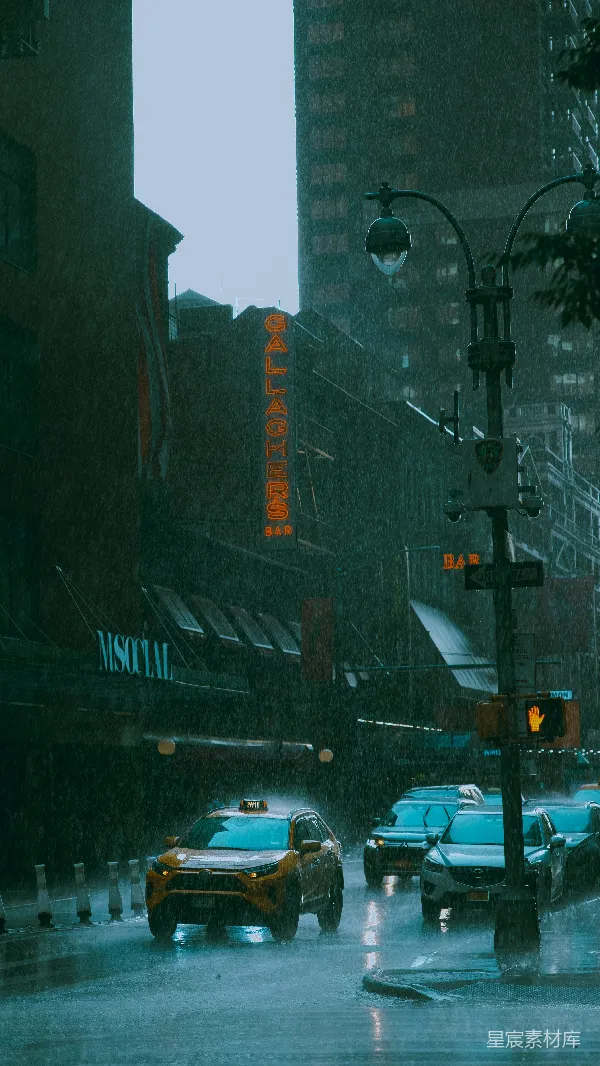 高清摄影 一条街道上充满了车辆，下着雨的那一天。