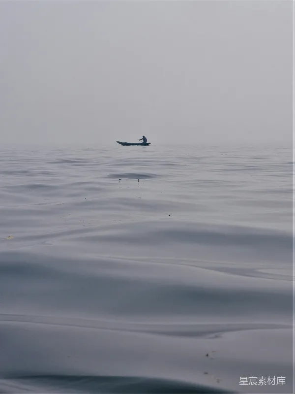 高清摄影 海上一艘小船上的一个人