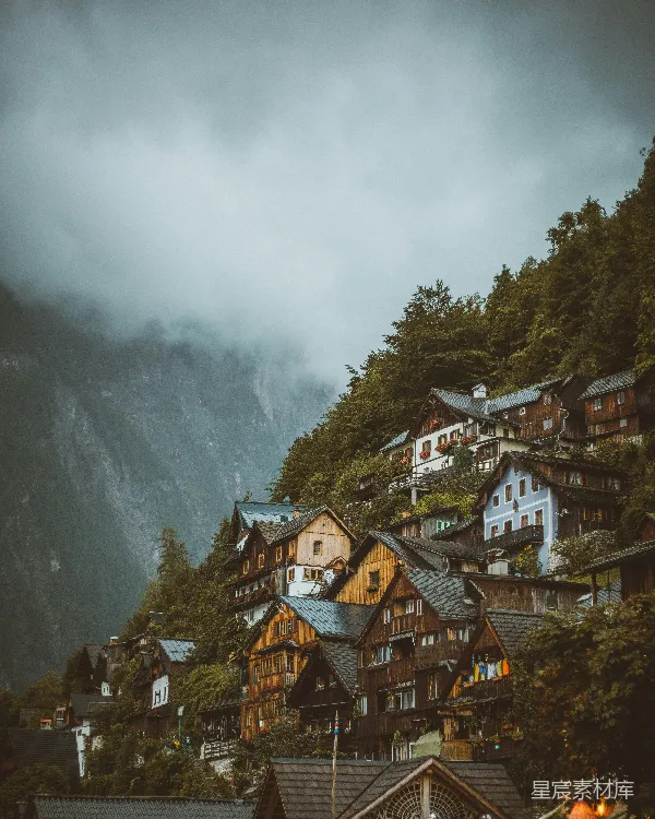 高清摄影 白天，棕色和白色混凝土房屋近绿色树木和山脉。