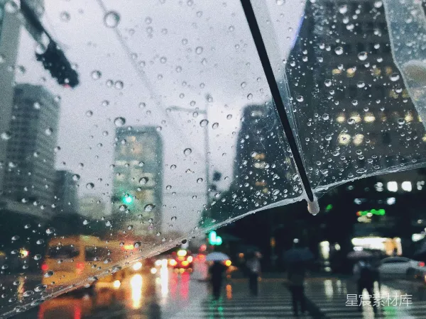 高清摄影 雨天路人在行走