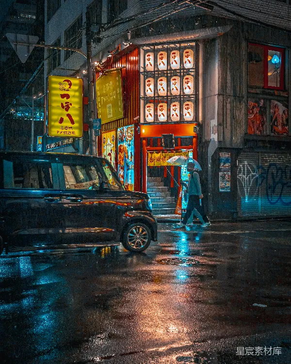 高清摄影 雨中走在街道上的人