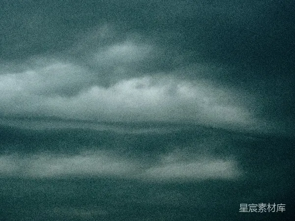 高清摄影 天空中乌黑沉闷的暴风雨云聚集在一起，显得极其不安定。