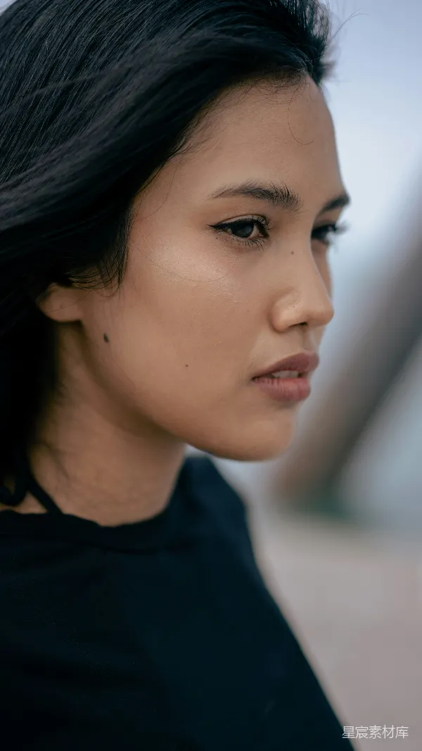 高清摄影 一个穿着黑色上衣的人的特写镜头