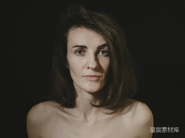 高清摄影 一个光着上身的女人在拍照