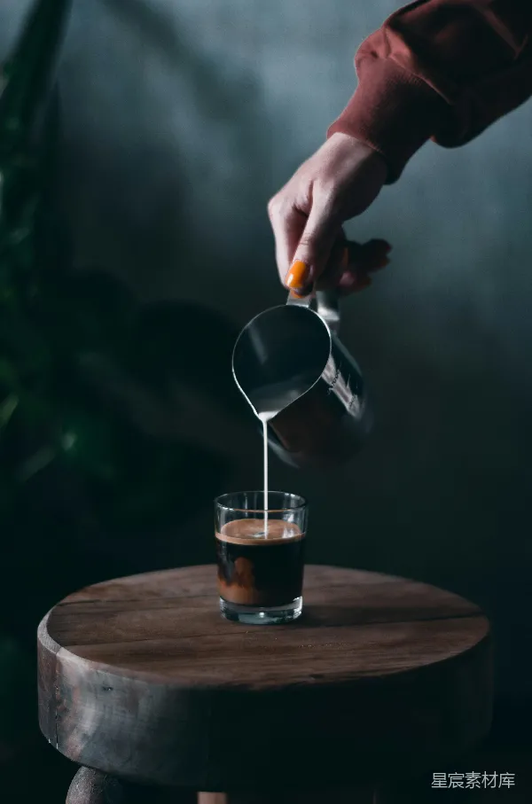 高清摄影 咖啡制作过程：打奶泡