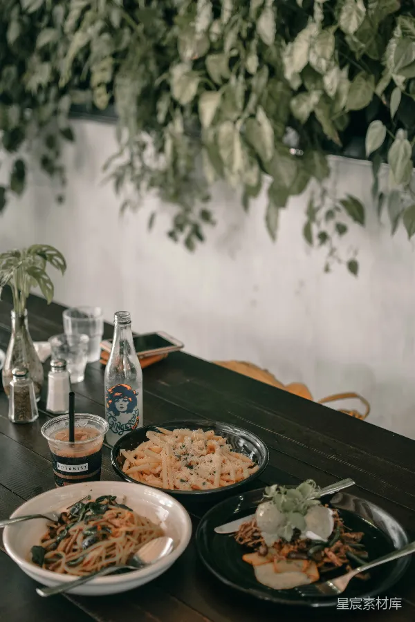 高清摄影 餐厅内的美食与植物背景
