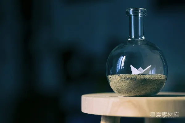 高清摄影 纸船在玻璃瓶中的静谧场景