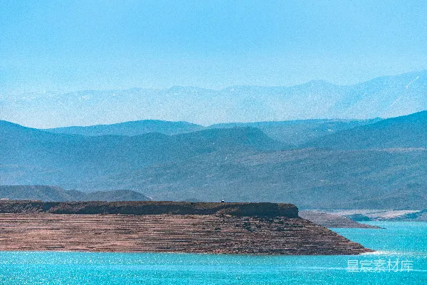 高清摄影 背景中有山的水域