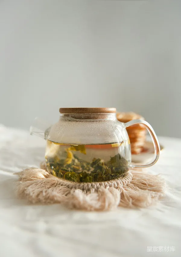 高清摄影 玻璃茶壶中的绿茶