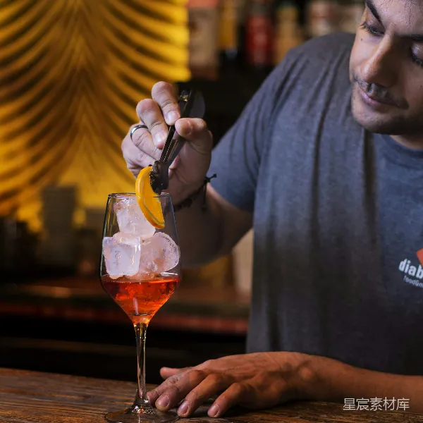 高清摄影 调酒师在酒吧制作鸡尾酒