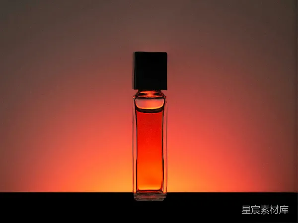 高清摄影 夕阳下的香水瓶