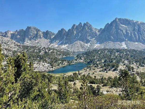 高清摄影 山峦远处有一湖泊的景象