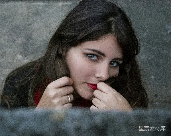 高清摄影 手指戴着戒指的女人靠在墙边