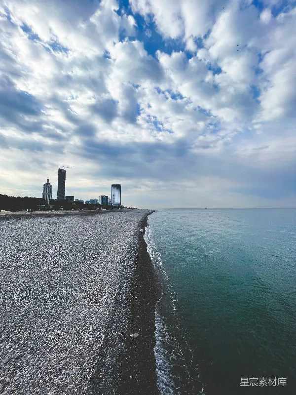 高清摄影 背景中有建筑的海滩景象