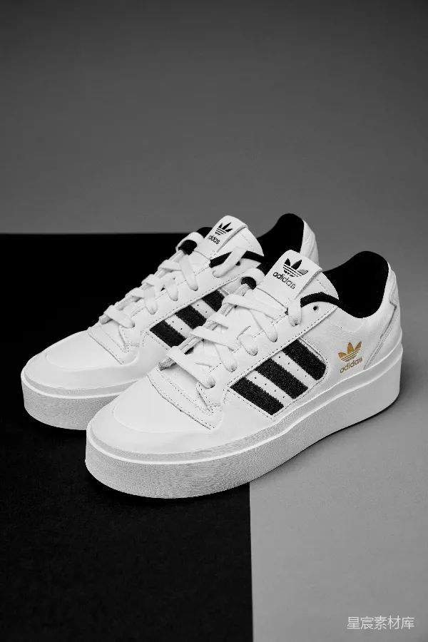 高清摄影 一双黑白配adidas运动鞋