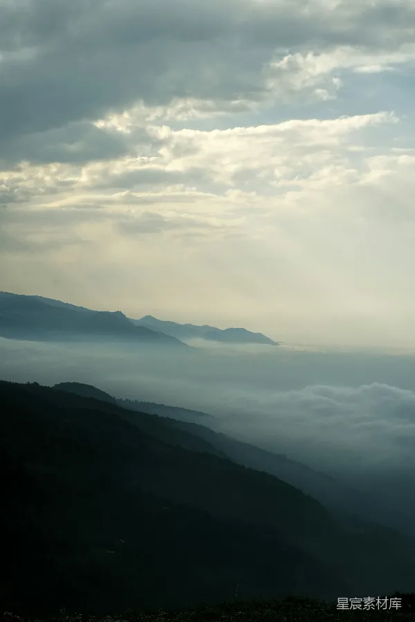 高清摄影 山顶上俯瞰的天空和云层美景