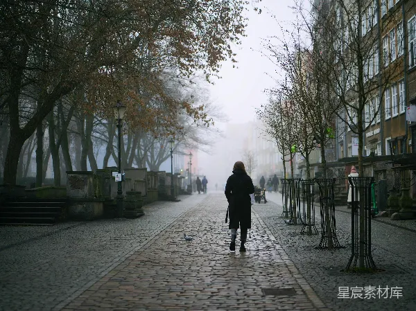 高清摄影 一个人走在鹅卵石街道上