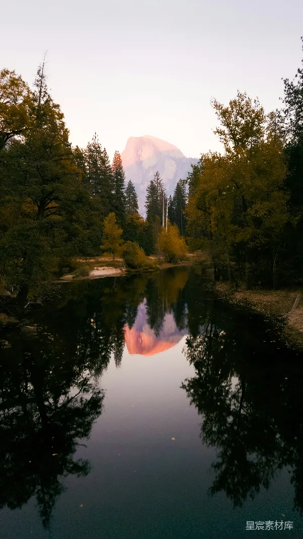 高清摄影 背景中有座山的河流