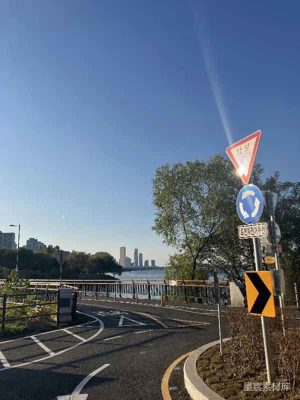 高清摄影 路旁的一块街牌