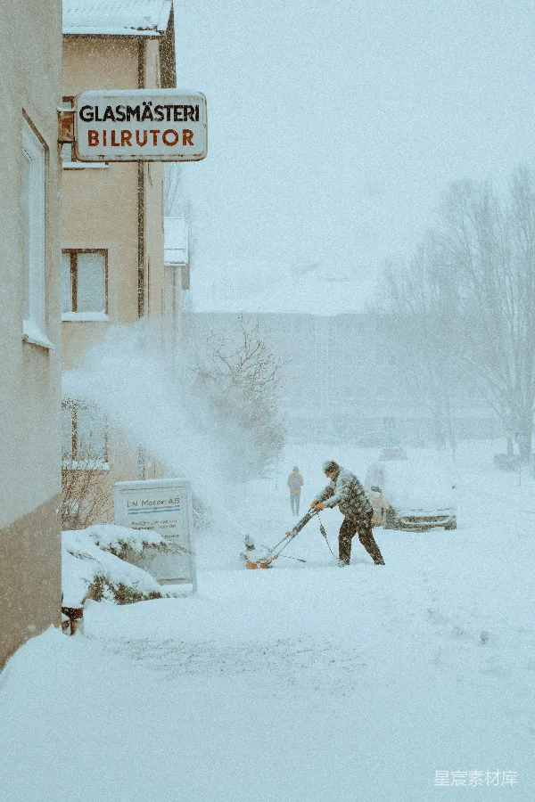 高清摄影 一个男人使用除雪机清除积雪。