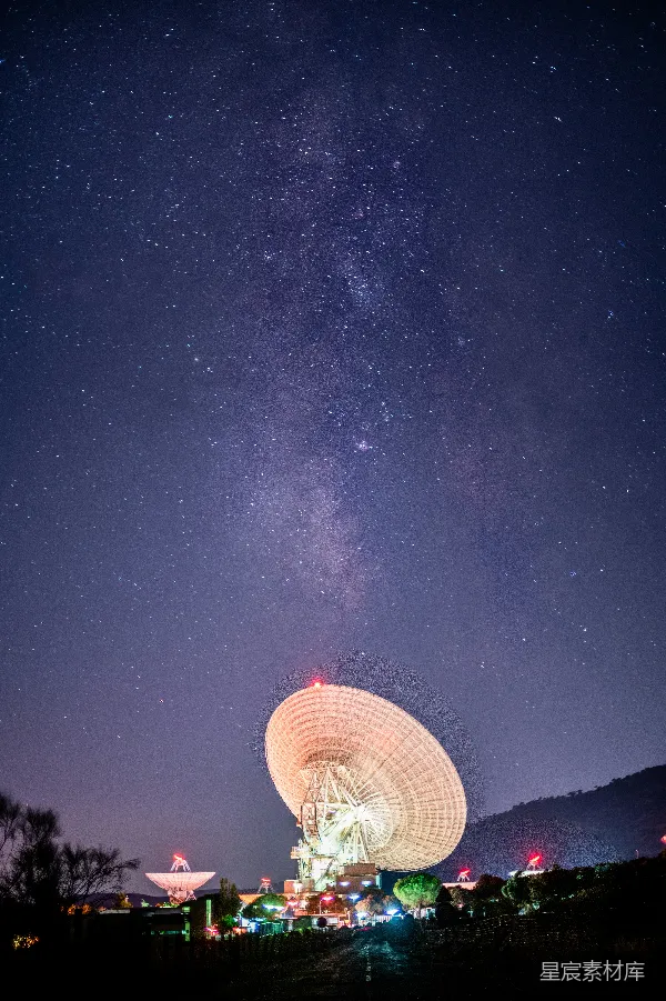 高清摄影 满天星斗下圆形白色建筑