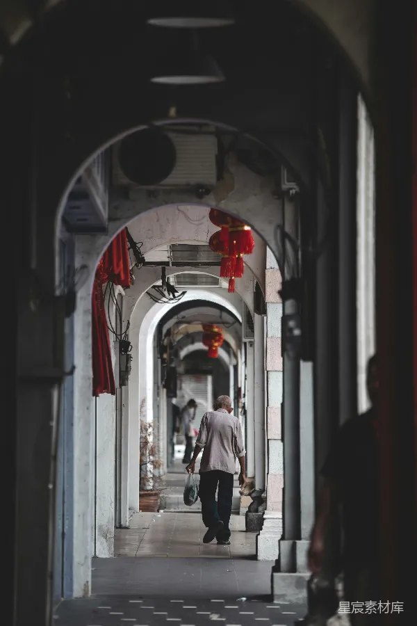高清摄影 白衬衫黑裤的女人在走 hallway 上