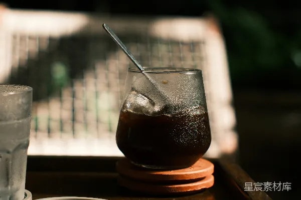 高清摄影 玻璃杯中的冰咖啡配有一根勺子。