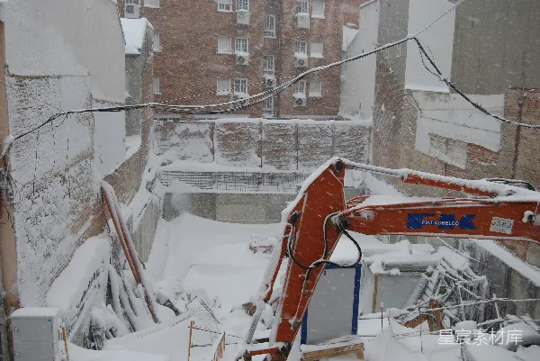 高清摄影 白天覆盖着白雪的棕色混凝土建筑
