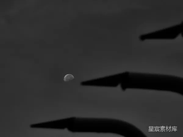高清摄影 在乌云密布、漆黑的天空中，月亮可见。