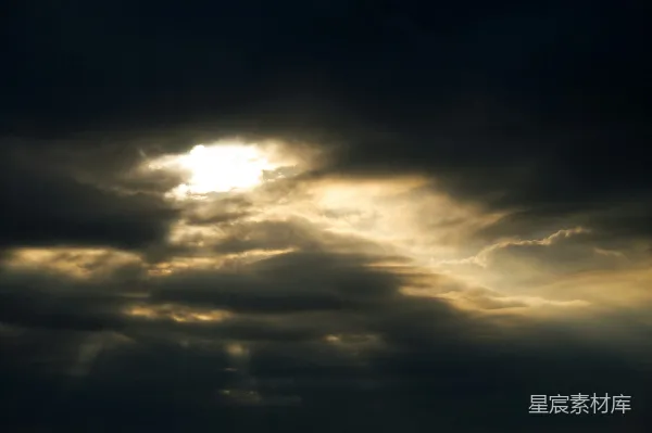 高清摄影 天空中太阳透过云层照耀着阳光