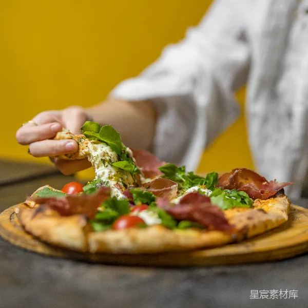 高清摄影 一个人抓取了一份披萨上的食物