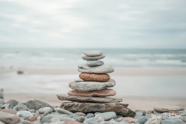 高清摄影 海边的平衡石堆