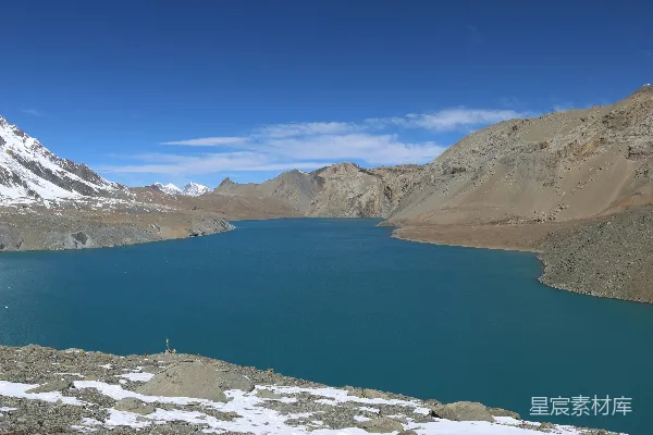 高清摄影 高原湖泊与雪山的壮丽景色