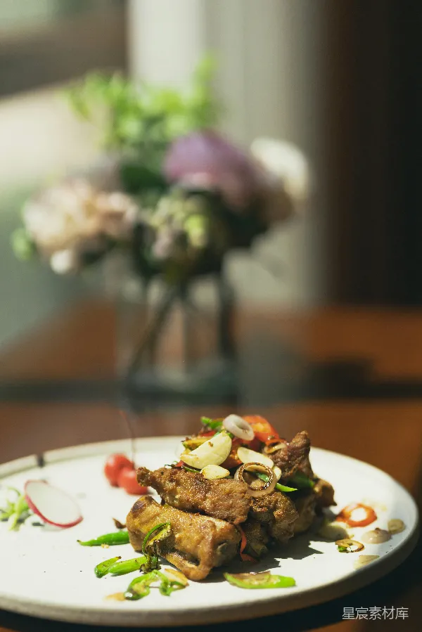 高清摄影 白瓷盘中烹煮的食物