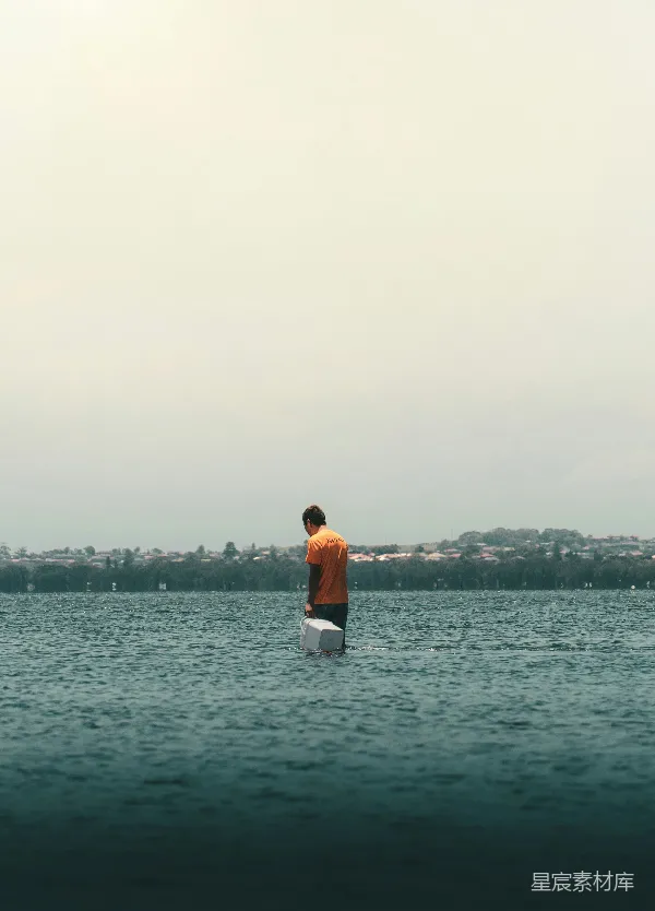 高清摄影 在湖边等待的旅人